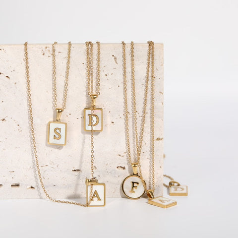 HeyCuzi Collier avec lettres en coquillage blanc 