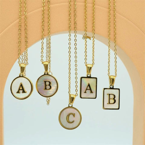 HeyCuzi Collier avec lettres en coquillage blanc 